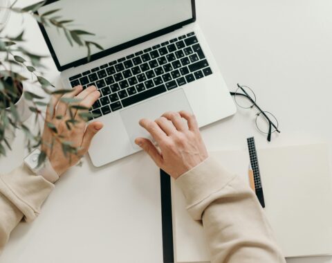 Waarom een boekhouder voor ZZP'ers een slimme keuze is. Laptop met handen.