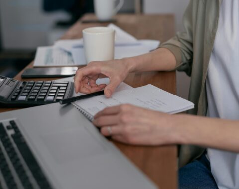 Stockfoto. Boekhouder aan het werk.