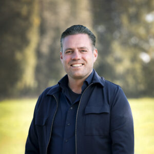 2025_Jorn Dales060 Vierkant Vierkante portretfoto van Jorn Dales, eigenaar van Dales Finance en Dales Administratiekantoor. Hij kijkt vriendelijk in de camera en draagt nette zakelijke kleding.